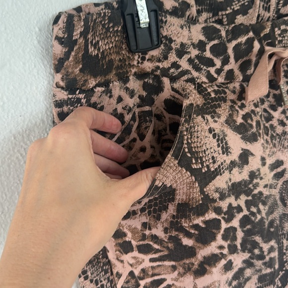 Blush pink Italian made leopard snake print casual tapered ankle pants L/XL - Picture 6 of 10